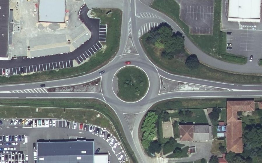 Vue aérienne du Rond-point anonyme n°25710892