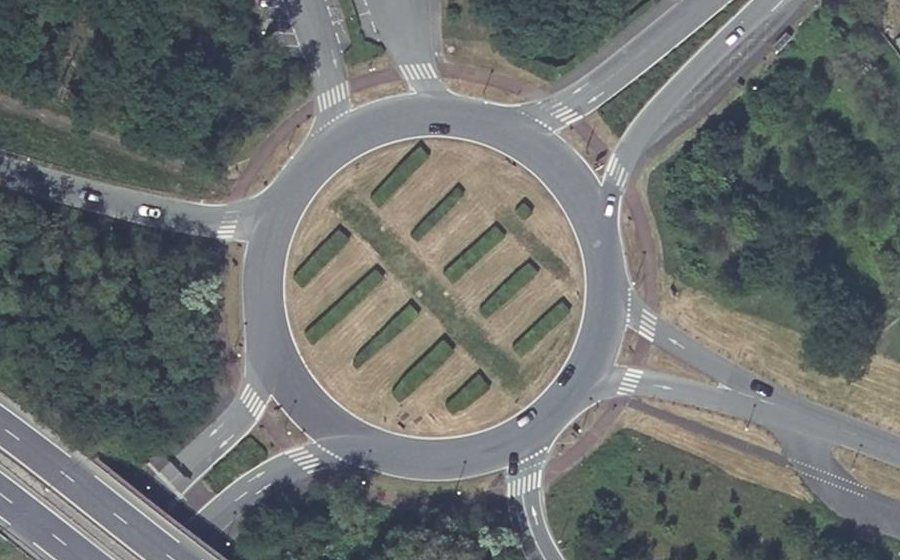 Vue aérienne du Rond-point anonyme n°25712848
