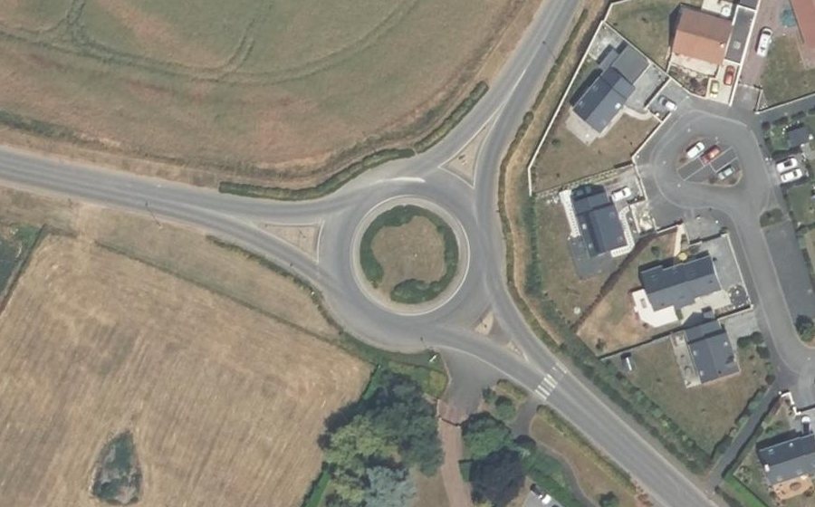 Vue aérienne du Rond-point anonyme n°25715951