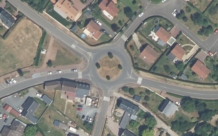Vue aérienne du Rond-point anonyme n°25716031