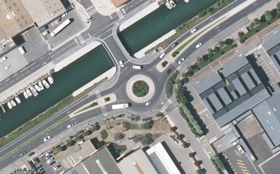 Vue aérienne du Rond-point anonyme n°25717416