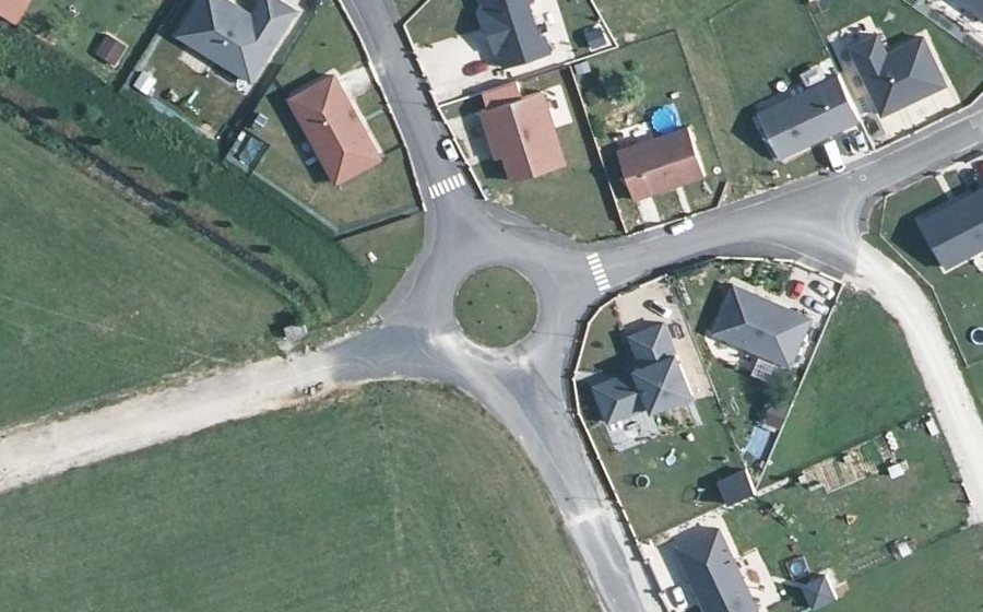 Vue aérienne du Rond-point anonyme n°257178607