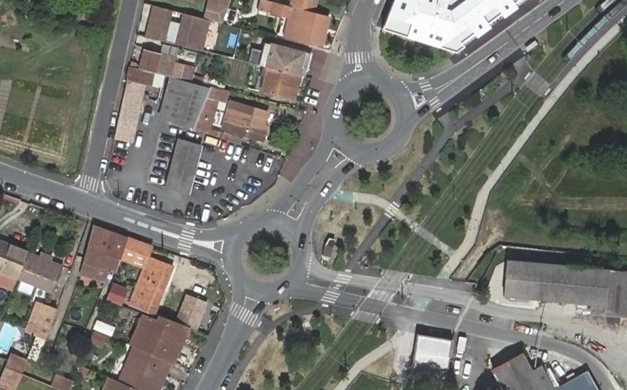 Vue aérienne du Rond-point anonyme n°25721792