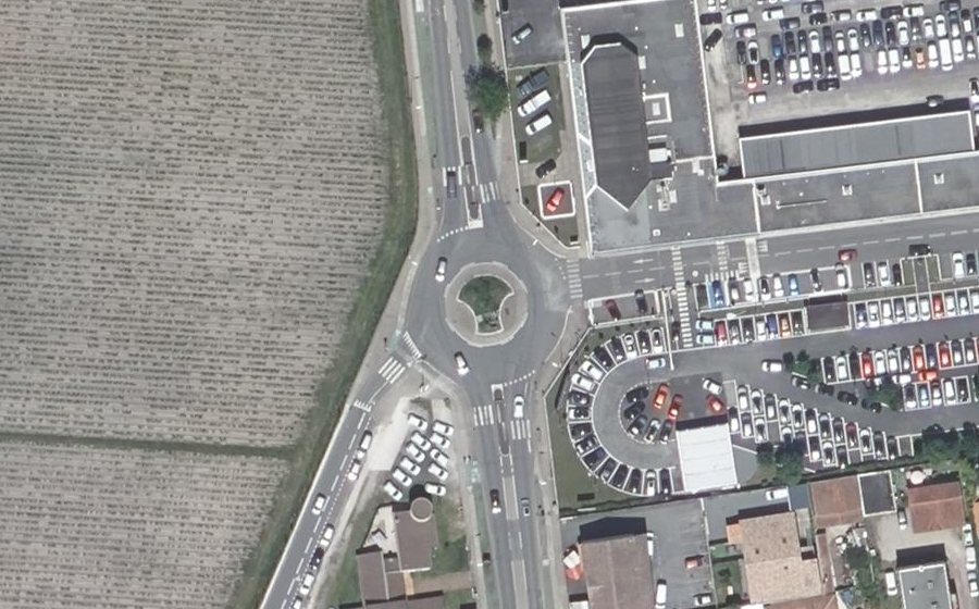 Vue aérienne du Rond-point anonyme n°25724619