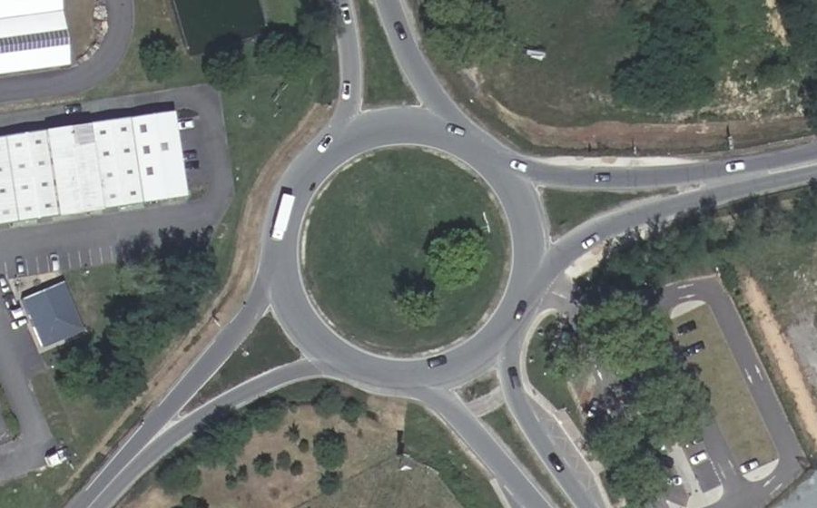 Vue aérienne du Rond-point anonyme n°25724843