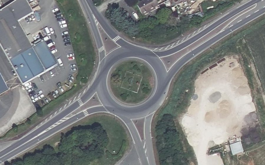 Vue aérienne du Rond-point anonyme n°25724998
