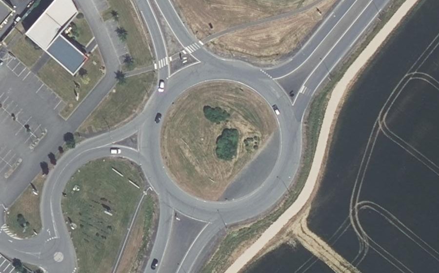 Vue aérienne du Rond-point anonyme n°25725376