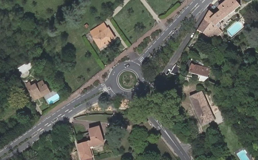 Vue aérienne du Rond-point anonyme n°25725549