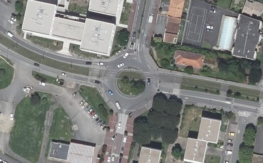 Vue aérienne du Rond-point anonyme n°25725696