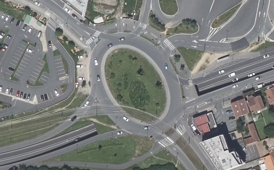 Vue aérienne du Rond-point anonyme n°25725941