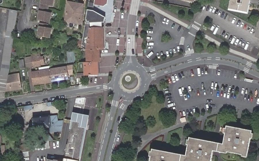 Vue aérienne du Rond-point anonyme n°25726232