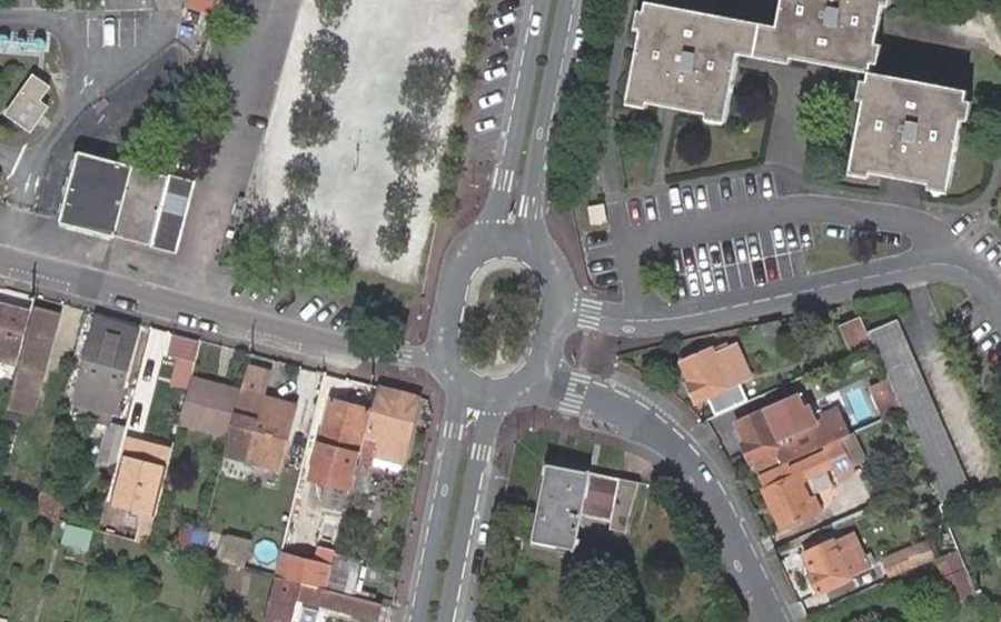 Vue aérienne du Rond-point anonyme n°25726235
