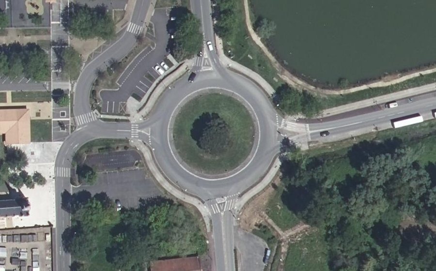 Vue aérienne du Rond-point anonyme n°25730150