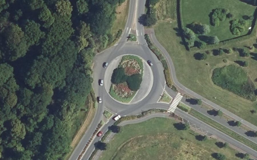Vue aérienne du Rond-point anonyme n°25730554