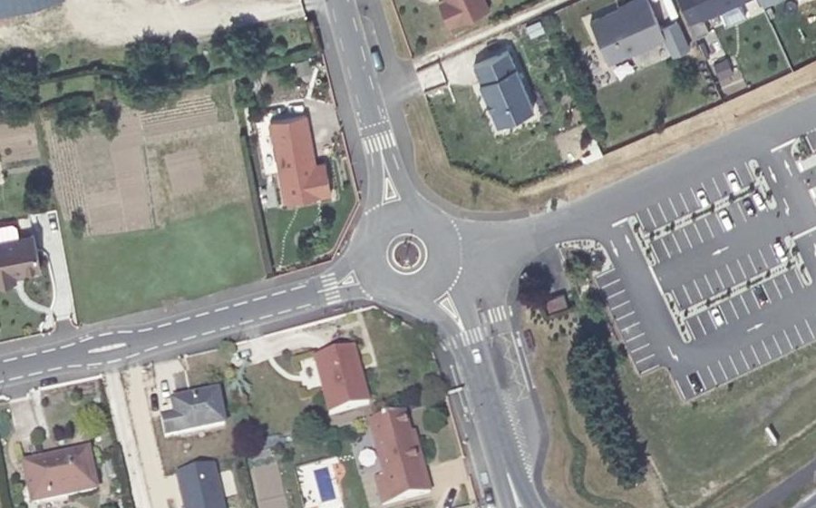 Vue aérienne du Rond-point anonyme n°25730750