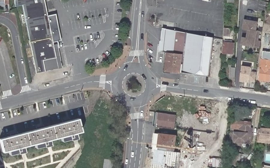 Vue aérienne du Rond-point anonyme n°25730939