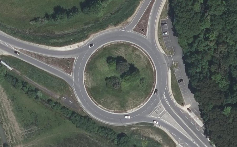 Vue aérienne du Rond-point anonyme n°25730982