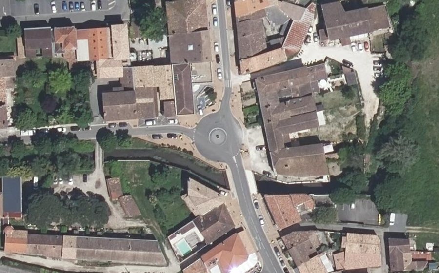 Vue aérienne du Rond-point anonyme n°25731187