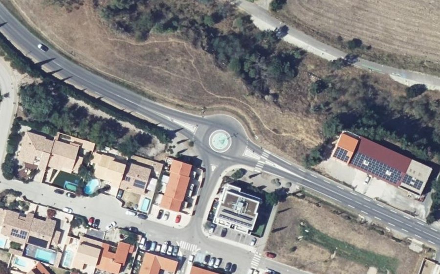 Vue aérienne du Rond-point anonyme n°257312443