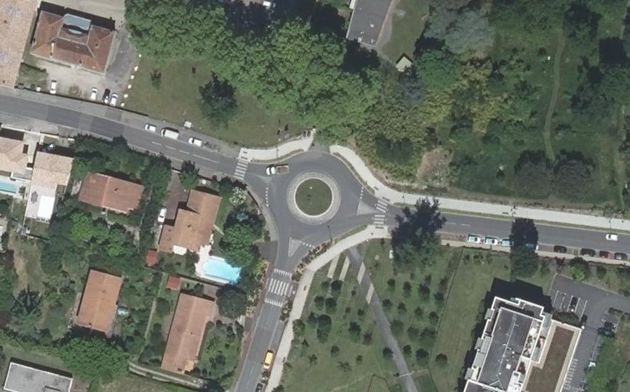 Vue aérienne du Rond-point anonyme n°25735856