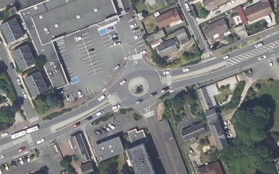 Vue aérienne du Rond-point anonyme n°25736940