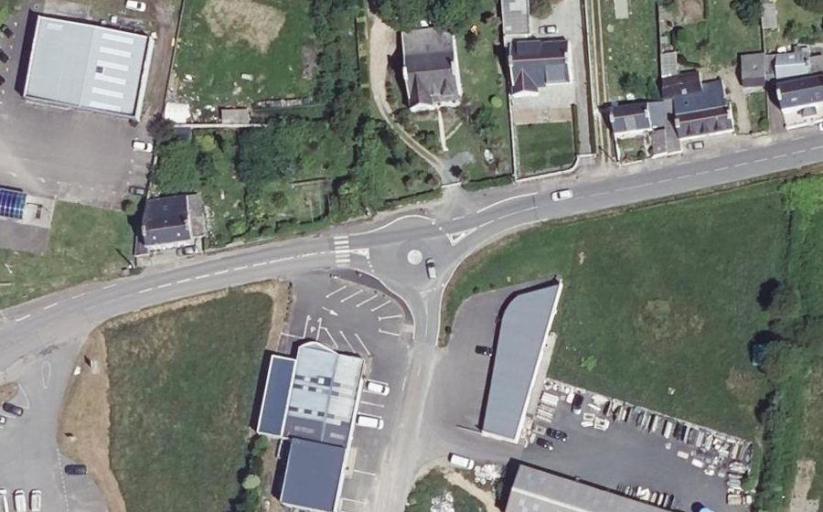 Vue aérienne du Rond-point anonyme n°257372423