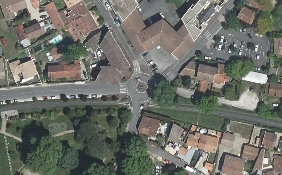 Vue aérienne du Rond-point anonyme n°25738144