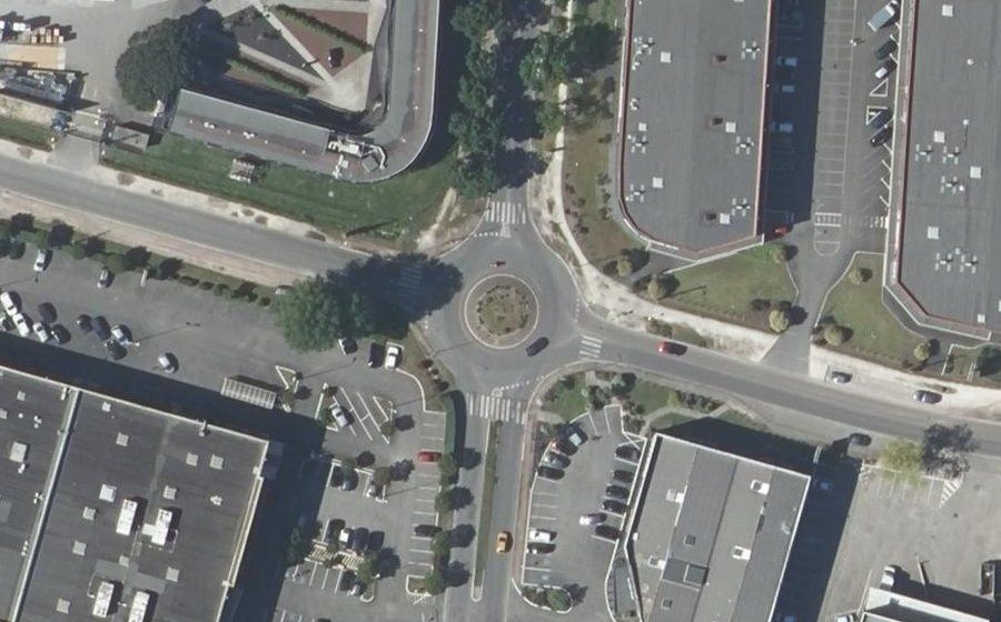 Vue aérienne du Rond-point anonyme n°25740755