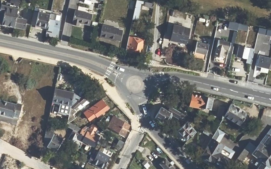 Vue aérienne du Rond-point anonyme n°25741479