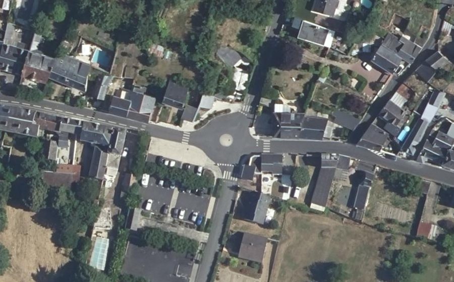 Vue aérienne du Rond-point anonyme n°25742393