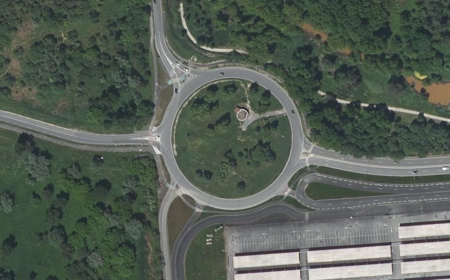 Vue aérienne du Rond-point anonyme n°25743250