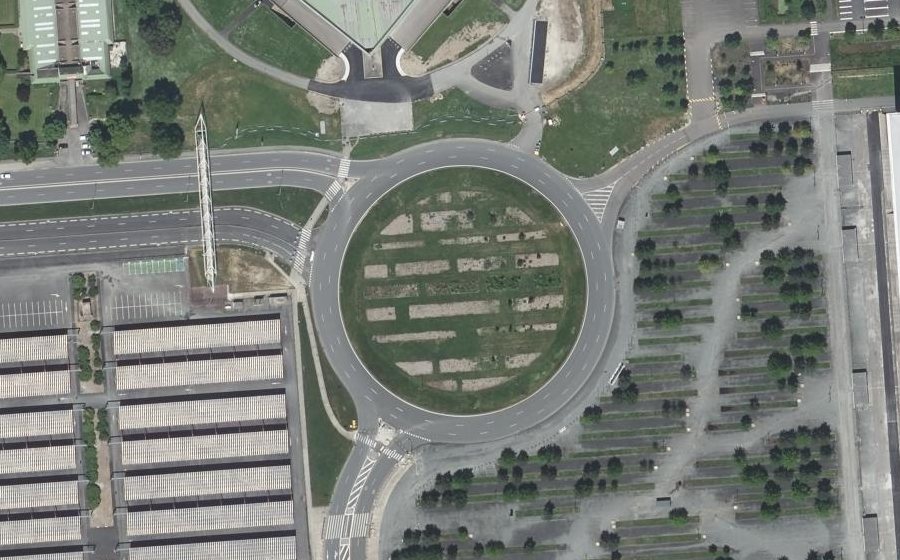 Vue aérienne du Rond-point anonyme n°25743644