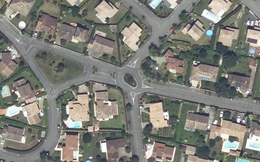 Vue aérienne du Rond-point anonyme n°257441561