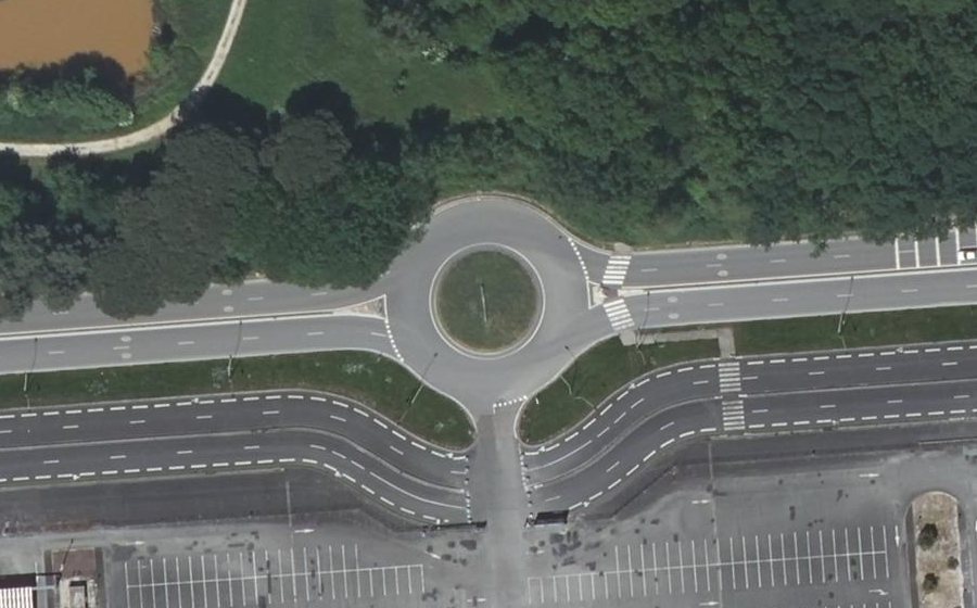 Vue aérienne du Rond-point anonyme n°25745197
