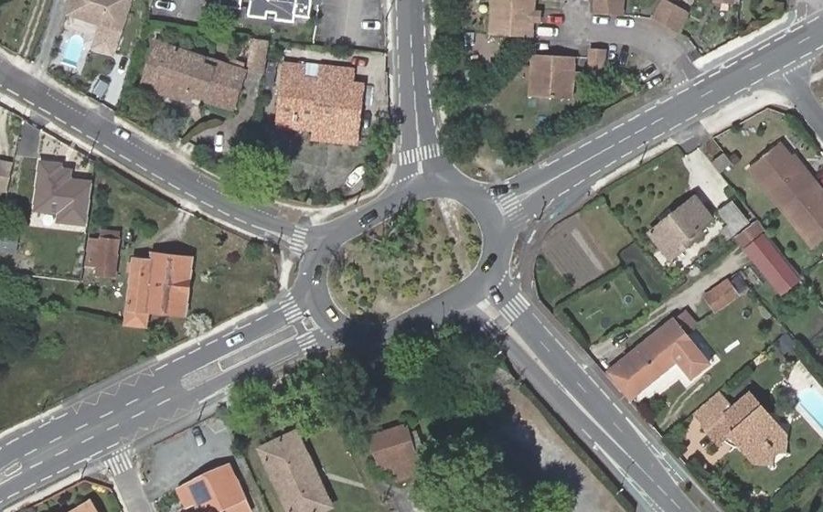Vue aérienne du Rond-point anonyme n°25746151