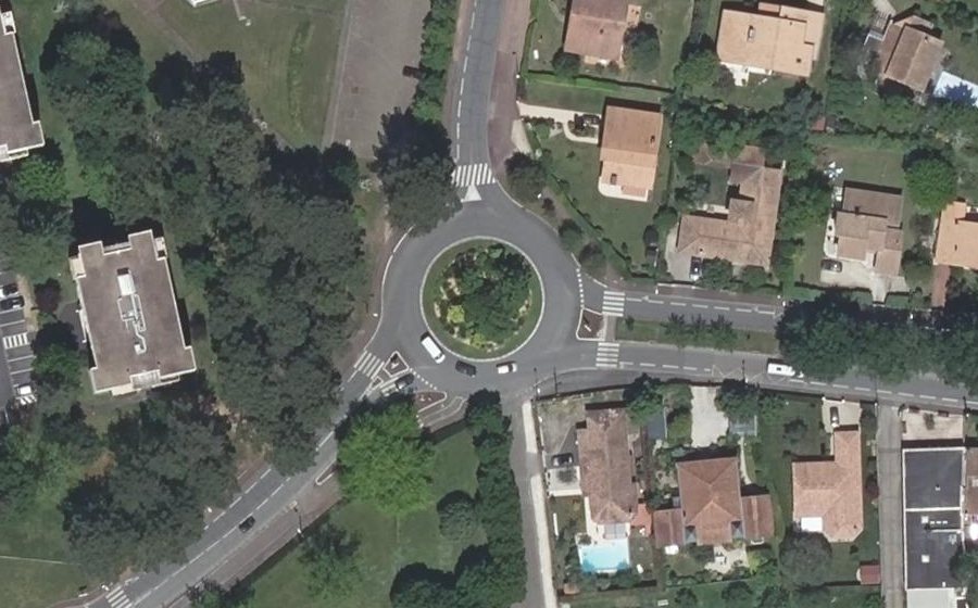 Vue aérienne du Rond-point anonyme n°25746196