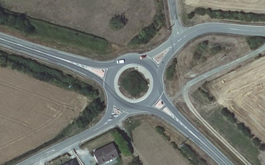 Vue aérienne du Rond-point anonyme n°257463688