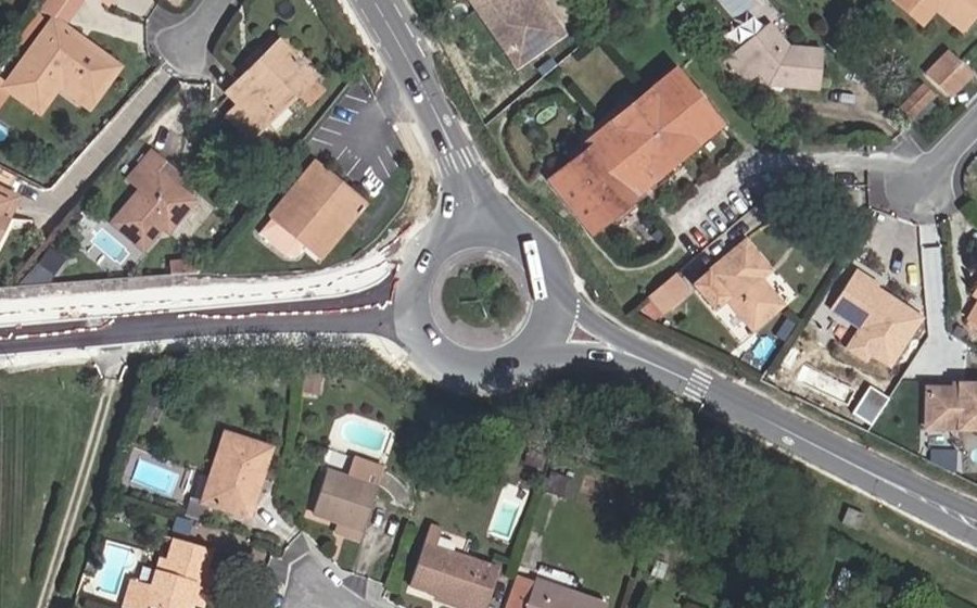 Vue aérienne du Rond-point anonyme n°257471521
