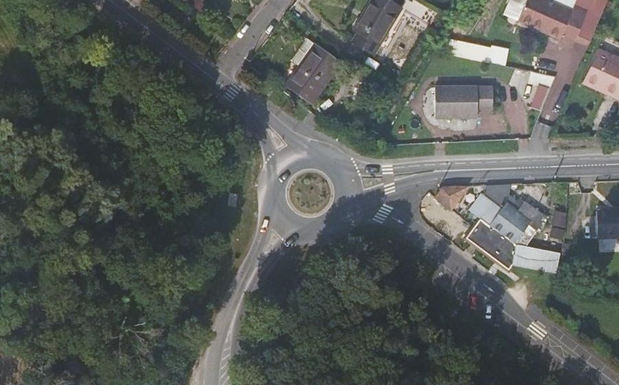 Vue aérienne du Rond-point anonyme n°25749085