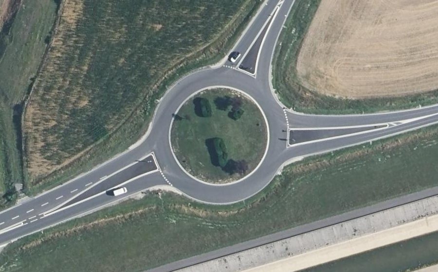 Vue aérienne du Rond-point anonyme n°257507489