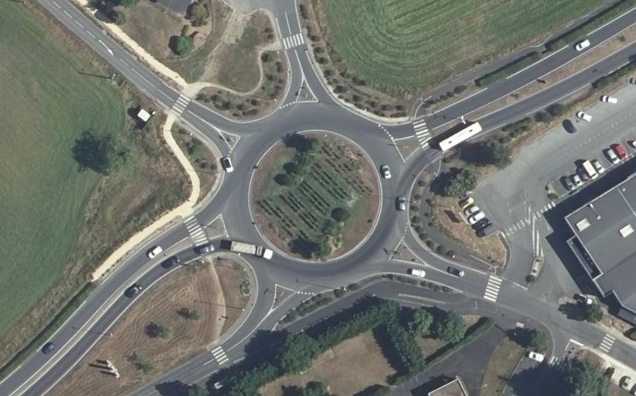 Vue aérienne du Rond-point anonyme n°25751228