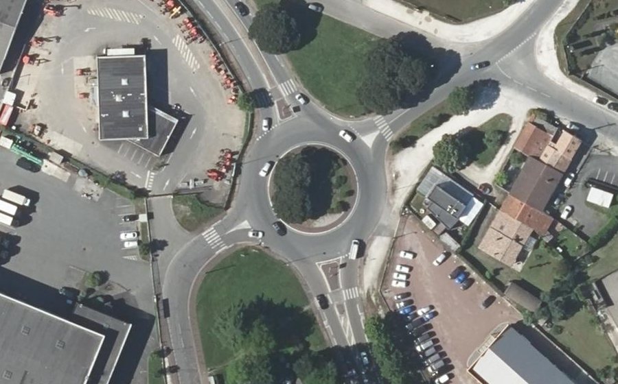 Vue aérienne du Rond-point anonyme n°25751332