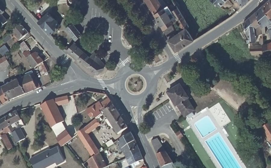Vue aérienne du Rond-point anonyme n°257513784