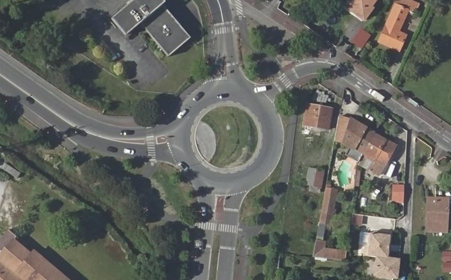 Vue aérienne du Rond-point anonyme n°25751712