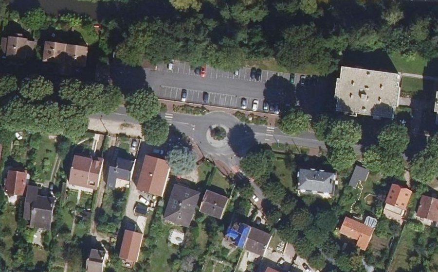 Vue aérienne du Rond-point anonyme n°257542332