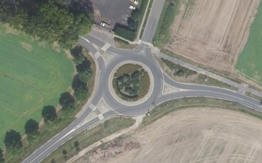 Vue aérienne du Rond-point anonyme n°25754431