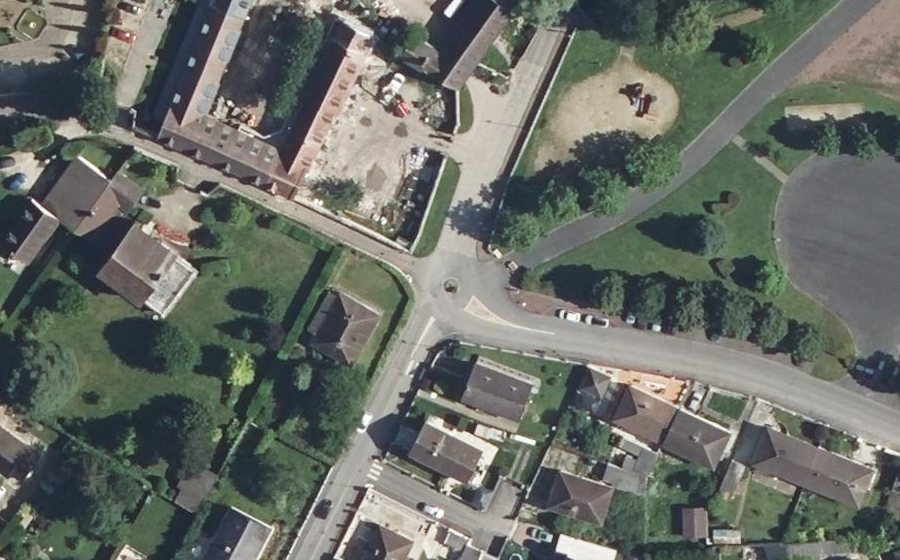 Vue aérienne du Rond-point anonyme n°257545106