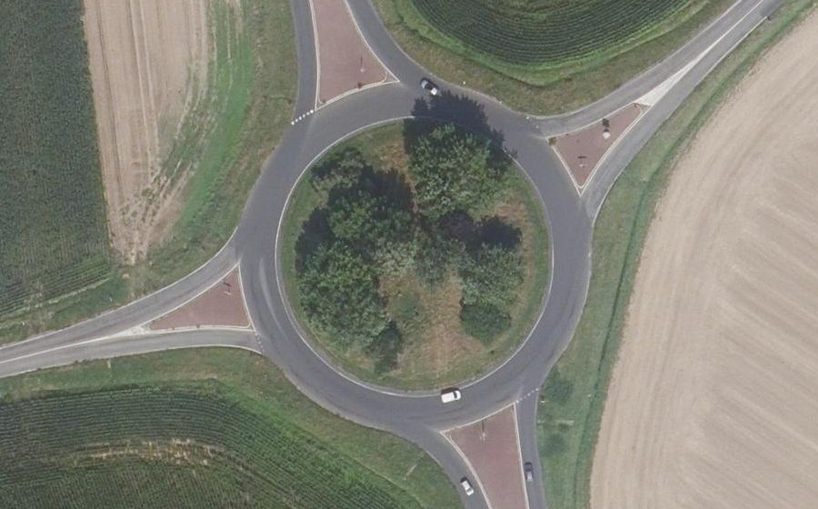 Vue aérienne du Rond-point anonyme n°25754679