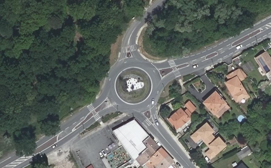Vue aérienne du Rond-point anonyme n°25758893