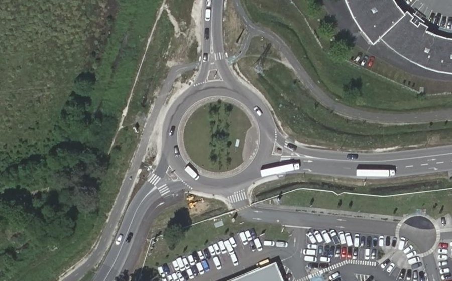 Vue aérienne du Rond-point anonyme n°25760777